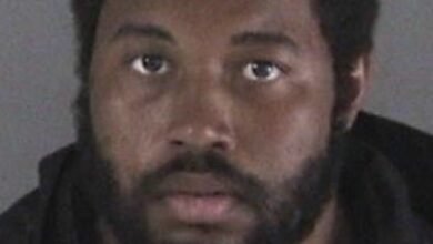 مسلح متهم بقتل مدرب كرة القدم نجم Netflix، جون بيم، في الصورة بينما يتحدث شقيقه المذهول