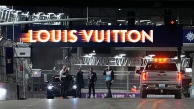 تم إيقاف سباق الجائزة الكبرى في لاس فيغاس للفورمولا 1 بسبب غطاء فتحة التفتيش الفضفاضة – والذي لا يظهر حتى في تغطية التلفزيون