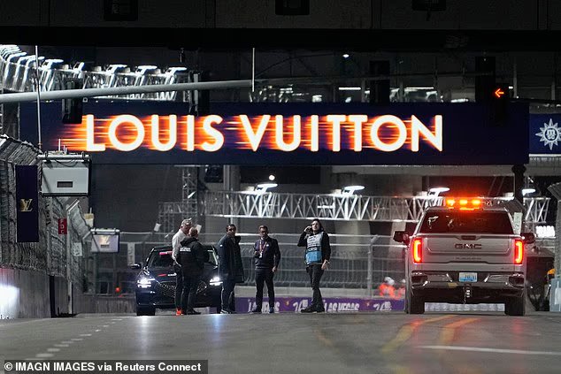 تم إيقاف سباق الجائزة الكبرى في لاس فيغاس للفورمولا 1 بسبب غطاء فتحة التفتيش الفضفاضة – والذي لا يظهر حتى في تغطية التلفزيون