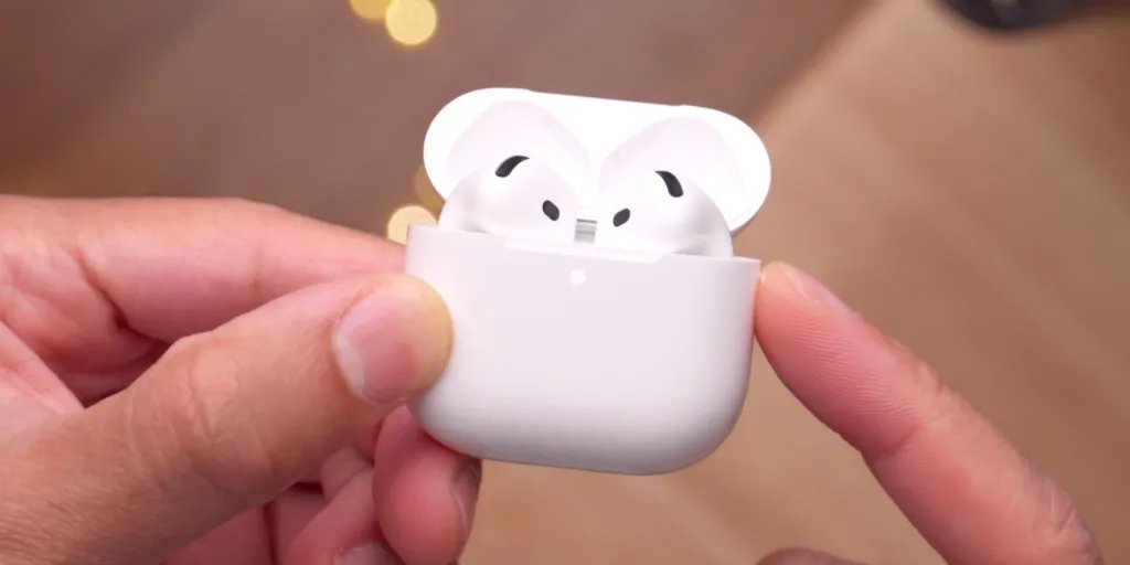 1763760165 873 airpods 4 in case