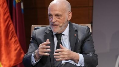 رئيس الدوري الإسباني مهدد بالفصل من منصبه لإفشاء أسرار “خطيرة” عن برشلونة