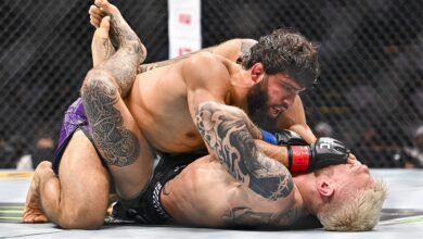 شاهد.. مقاتل يكتسح خصمه قبل خنقه