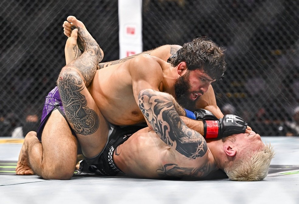 شاهد.. مقاتل يكتسح خصمه قبل خنقه