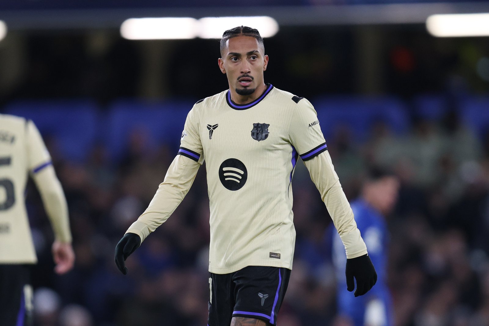 تصرف مستفز من رافينيا بعد هزيمة برشلونة أمام تشيلسي في دوري الأبطال