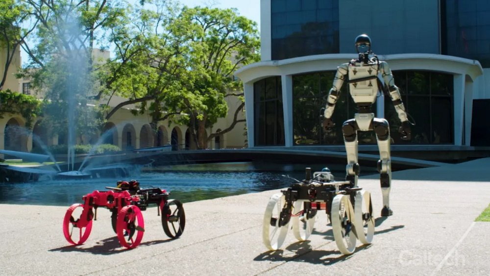 يمكن لروبوت Android الجديد إطلاق طائرة بدون طيار من ظهرها: فيديو