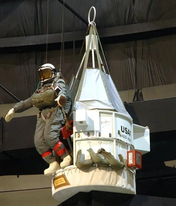 من ارتفاع مهول.. قفزة غيّرت التاريخ ومسمارٌ غيّر المصير 3 690599e44c59b721d033f1f7