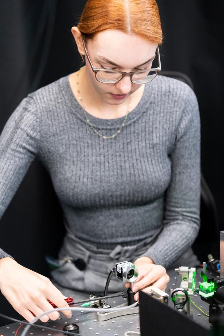 محاصرة جسيم واحد للكشف عن شرارة البرق الأولى 2 Andrea Stollner Adjust Experimental Setup