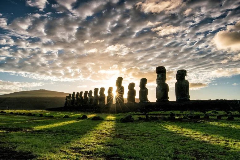 أدلة جديدة مذهلة تظهر أن مواي في جزيرة إيستر جاء من العشرات من ورش العمل السرية 1 Moai Statues Easter Island Sunrise