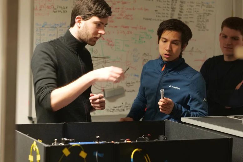 العلماء ينقلون المعلومات بين الفوتونات البعيدة لأول مرة 3 Tobias Bauer Marlon Schafer and Tim Strobel