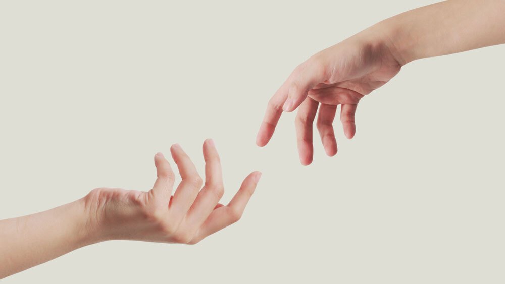 اكتشف علماء الأعصاب كيف يعالج الدماغ عملية اللمس المرآة