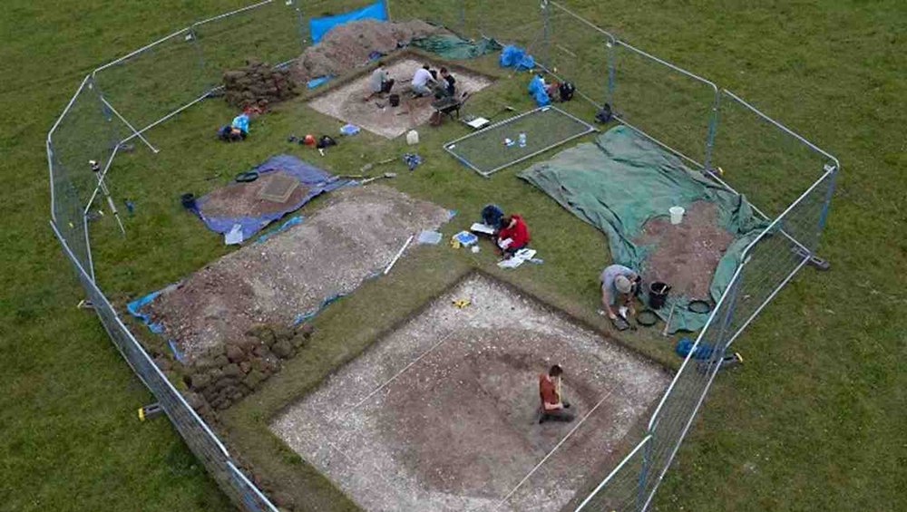 لقد أثبت علماء الآثار الأصل الاصطناعي للحفر الضخمة بالقرب من ستونهنج