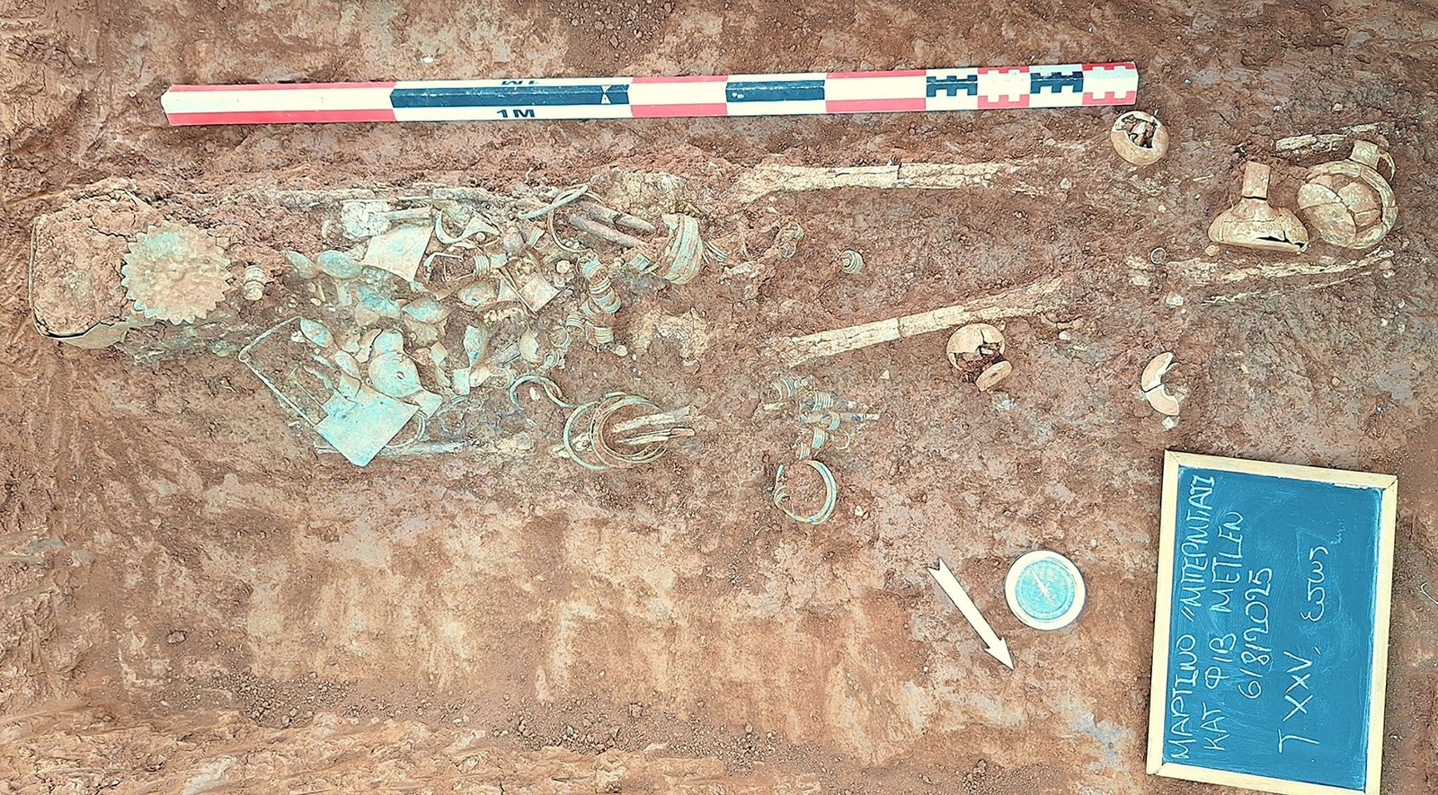 تم العثور على دفن امرأة عمره 2600 عام مع رمز فقدان السلطة في اليونان