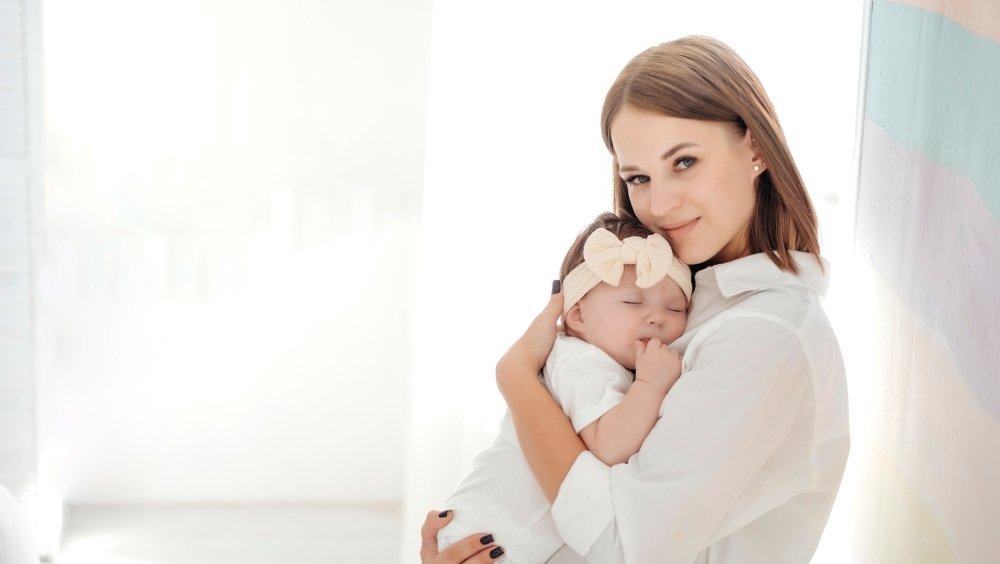 العلماء: ثقة الطفل بالعالم تتشكل من رعاية الأم له في الأشهر العشرة الأولى