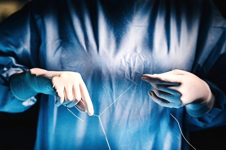 تعمل هذه العقد “القابلة للبرمجة” على تسخير الفيزياء لجعل الغرز الجراحية أكثر أمانًا تعمل هذه العقد “القابلة للبرمجة” على تسخير الفيزياء لجعل الغرز الجراحية أكثر أمانًا