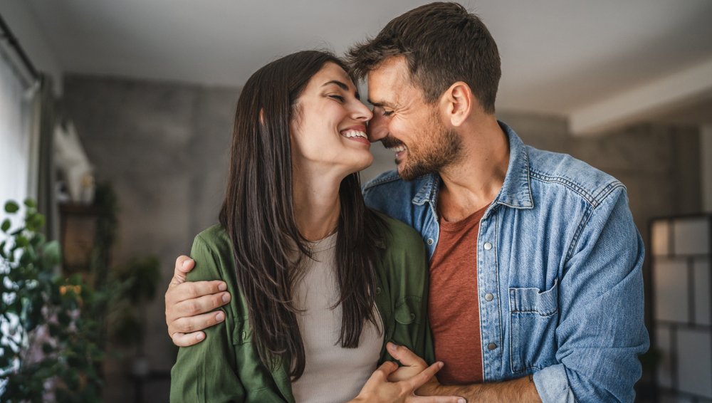 تفضل النساء أن تكون أكثر جمالا من شريكهن ويفضل الرجال أن يكونوا أكثر مرحا