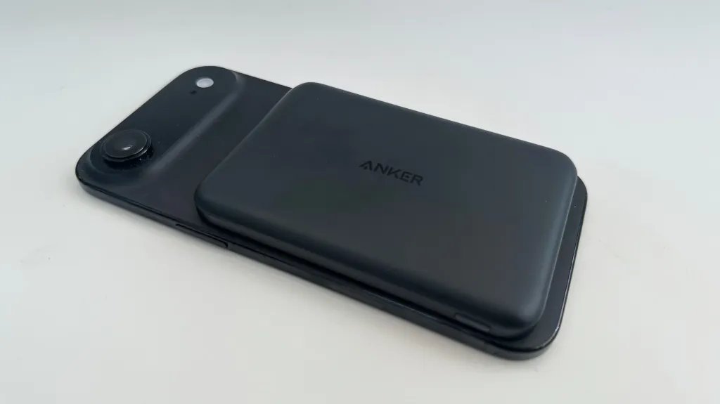 أفضل بنك طاقة لجهاز iPhone Air: Apple MagSafe Battery مقابل Anker Nano 3 iphone air anker nano power bank
