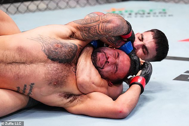 دانا وايت يكسر صمته بشأن فضيحة المعارك الثابتة في UFC ويصدر تحذيرًا شديد اللهجة للمقاتلين - صورة مميزة صورة مميزة: دانا وايت يكسر صمته بشأن فضيحة المعارك الثابتة في UFC ويصدر تحذيرًا شديد اللهجة للمقاتلين