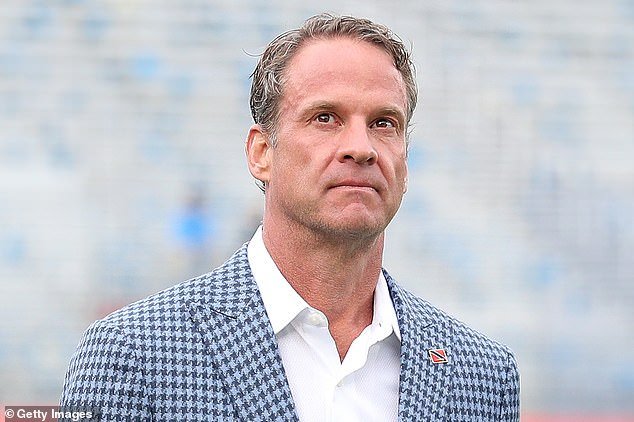 أعلن Lane Kiffin أنه استقال من Ole Miss لتولي وظيفة بقيمة 90 مليون دولار في LSU ويقوم بضربة فراق مريرة في التسلسل الهرمي
