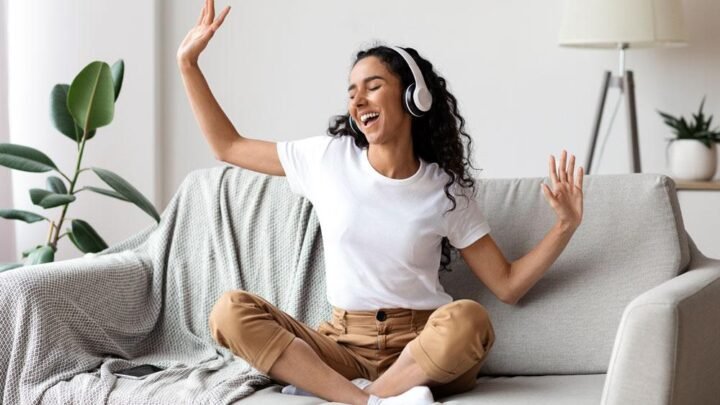 اكتشف علماء الأعصاب أن الموسيقى تجعلنا نرمش دون وعي عند سماع الإيقاع