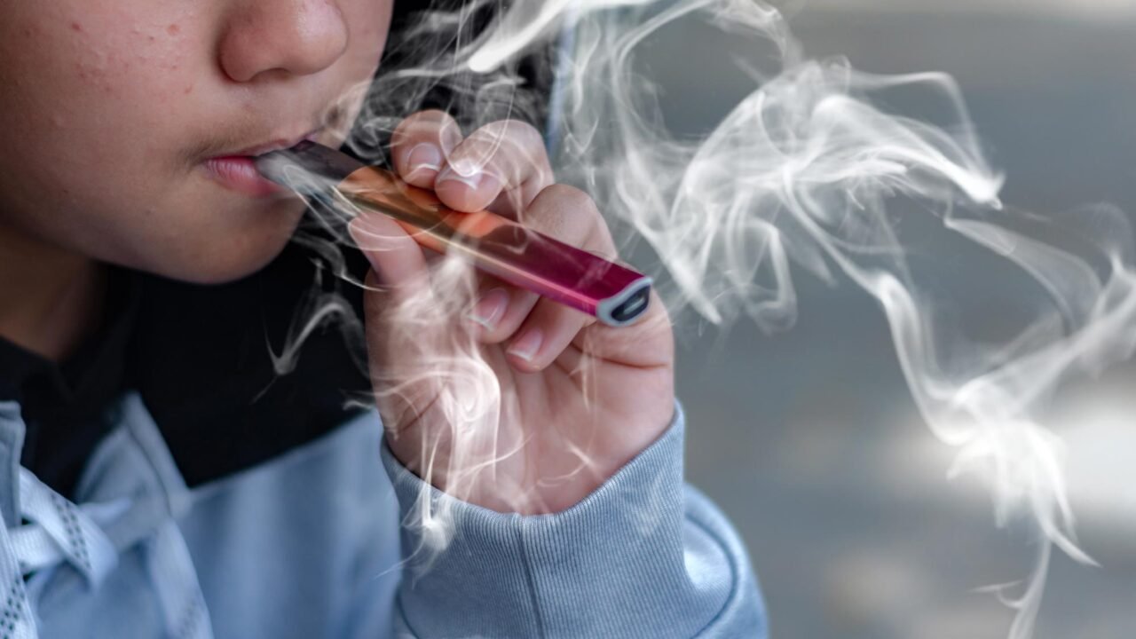 يكشف بحث جديد أن التدخين الإلكتروني قد يزيد من خطر الإصابة بمرض السكري