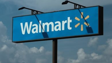 أداء سهم Walmart Doug McMillon مقابل Target وAmazon وCostco