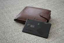 ابحث عن محفظتك المفقودة باستخدام جهاز iPhone الخاص بك باستخدام بطاقة SwitchBot Wallet Finder