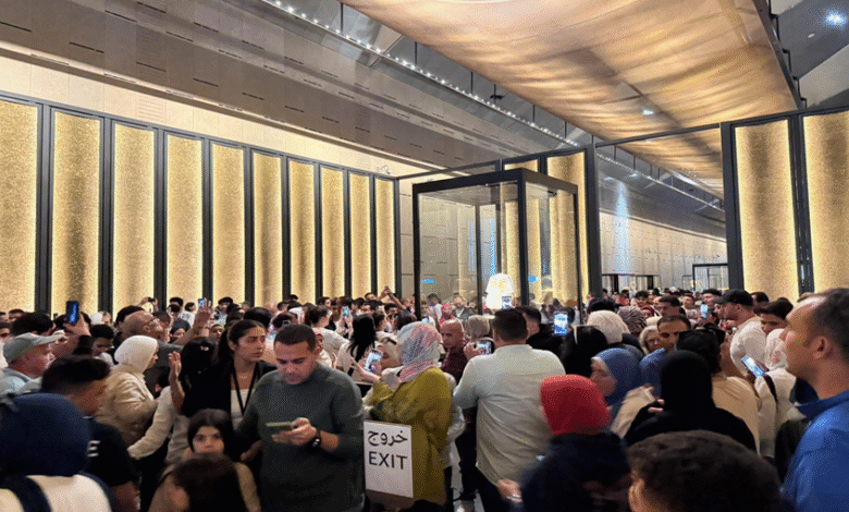 اضطررنا لغلق المكان.. وزير الآثار المصري يكشف عن عدد غير مسبوق لزوار المتحف والأهرامات اضطررنا لغلق المكان.. وزير الآثار المصري يكشف عن عدد غير مسبوق لزوار المتحف والأهرامات