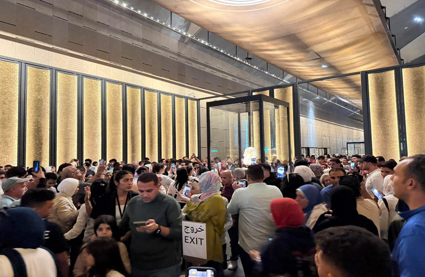 اضطررنا لغلق المكان.. وزير الآثار المصري يكشف عن عدد غير مسبوق لزوار المتحف والأهرامات اضطررنا لغلق المكان.. وزير الآثار المصري يكشف عن عدد غير مسبوق لزوار المتحف والأهرامات