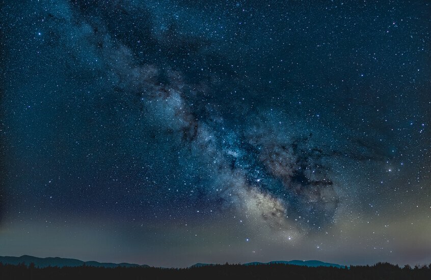 اكتشاف سلوك غامض للكون لا يتطابق مع النماذج العلمية الحالية