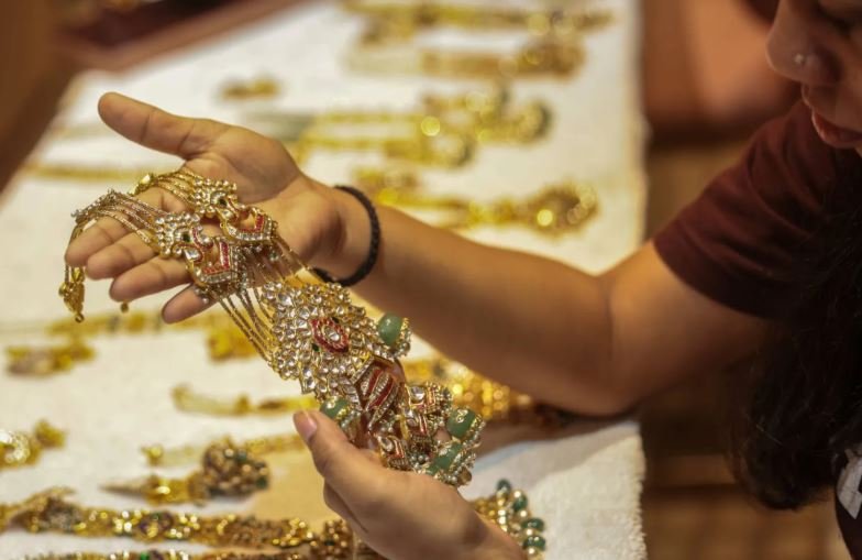 الذهب يرتفع وسط عمليات شراء بأسعار منخفضة وقلق المستثمرين