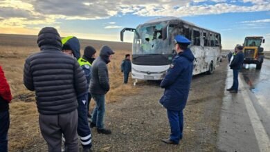 انقلاب حافلة تقل أطفالا لاعبي كرة قدم على طريق سريع في مقاطعة تشيليابينسك الروسية (فيديو)