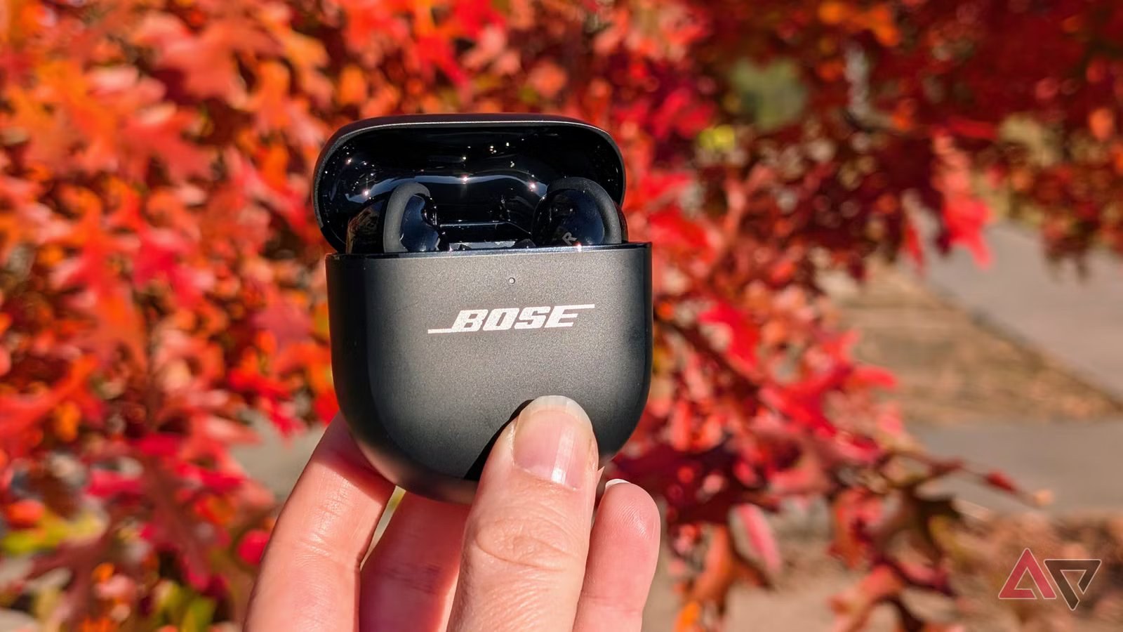 تتميز سماعات Bose QuietComfort Ultra (الجيل الثاني) بحجمها الكبير وصوتها