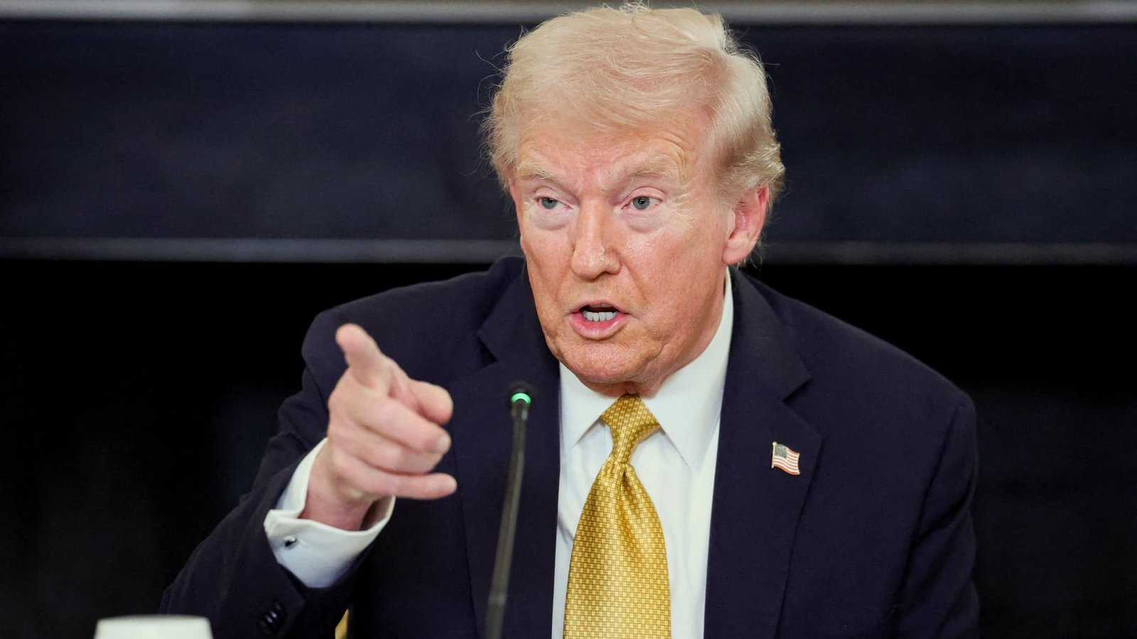 ترامب يخفض الرسوم الجمركية في محاولة لخفض أسعار المستهلكين ترامب يخفض الرسوم الجمركية في محاولة لخفض أسعار المستهلكين