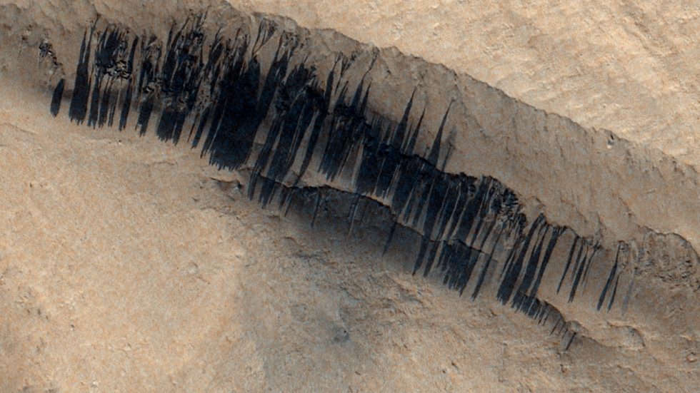 تفسير ظاهرة الخطوط السوداء على المنحدرات المريخية