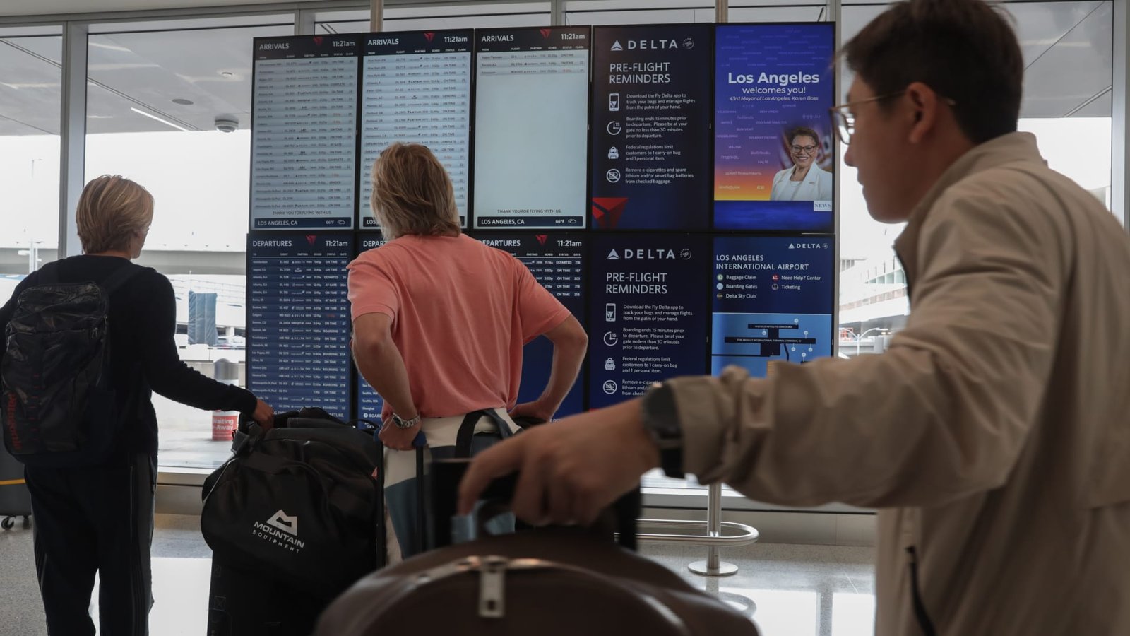 تقول شركات الطيران إن السفر الجوي في عيد الشكر من المتوقع أن يصل إلى مستويات قياسية