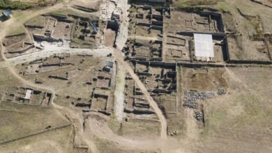 علماء الآثار يكتشفون نصبًا تذكاريًا ضخمًا عمره 2250 عامًا أسفل مدينة رومانية قديمة