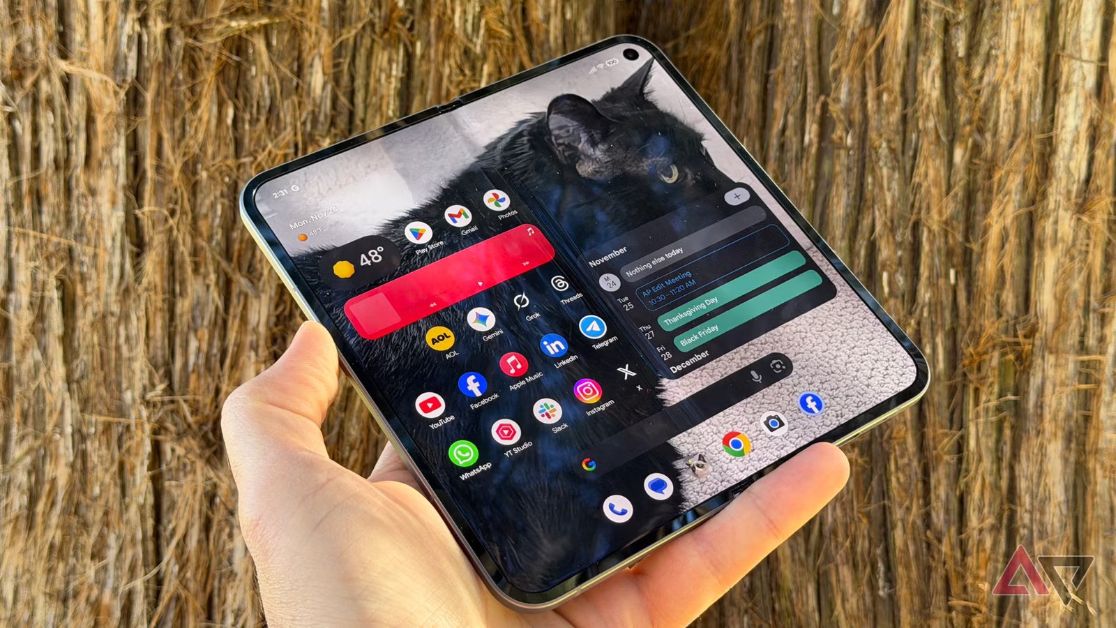 لقد استبدل Pixel 10 Pro Fold للتو نصف إعدادي الفني ويناسب جيبي