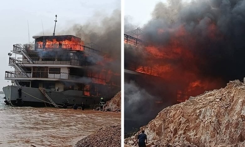 مصر.. حريق يلتهم باخرة سياحية في أسوان ()