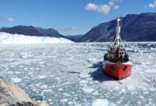 تراجع قارب زودياك الجليدي