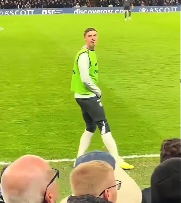 كشفت: اللحظات غير المرئية التي تظهر نجوم تشيلسي وهم ينقلبون على زميلهم السابق نوني مادويكي بعد خروجه من أرسنال بقيمة 52 مليون جنيه إسترليني – مع وجود الرأس الساخن إنزو فرنانديز في مركز الاستقبال الذي لا يضيع فيه الحب