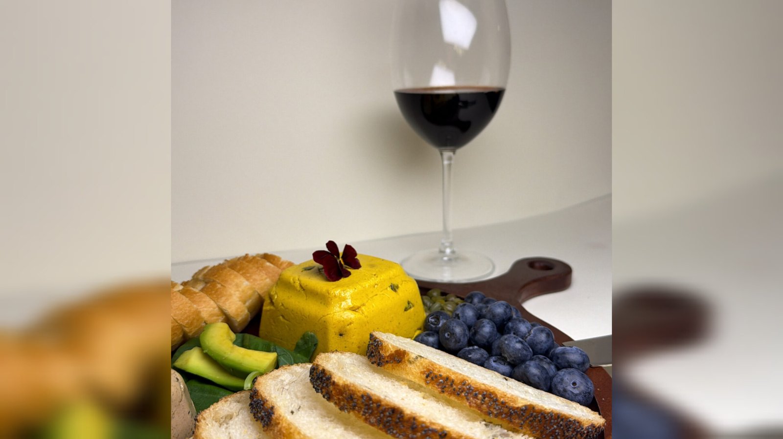 باتريسيا رحّال: تجربة منزلية تتحوّل إلى مشروع ناجح لبدائل الأجبان النباتية باتريسيا رحّال: تجربة منزلية تتحوّل إلى مشروع ناجح لبدائل الأجبان النباتية