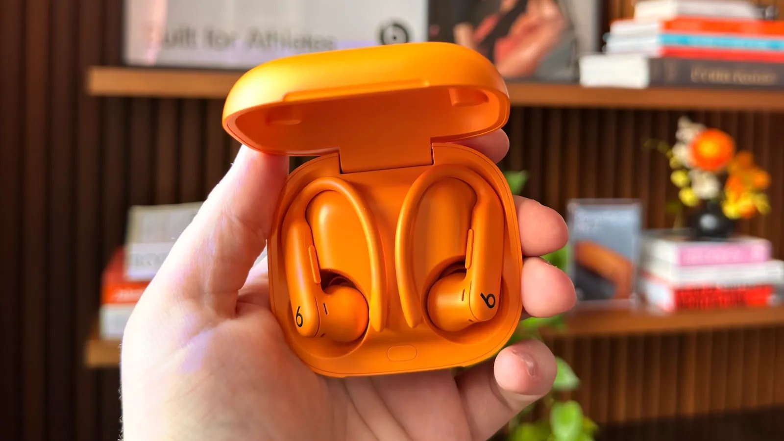 أصدرت Apple تحديثًا جديدًا للبرنامج الثابت Powerbeats Pro 2 1 1765916321 608 Powerbeats Pro 2 2