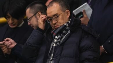 استقالة رئيس ولفرهامبتون يحصل المشجعون الغاضبون على رغبتهم عندما يتنحى جيف شي بعد أسابيع من الاحتجاجات، مع توجه فريق روب إدواردز إلى البطولة