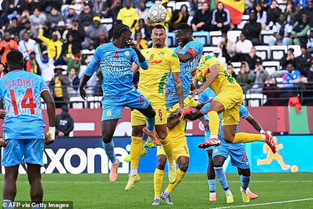 جدل في كأس الأمم الأفريقية حيث يتم إرسال الحكم إلى شاشته… لكن لا يمكنه احتساب ركلة جزاء لأن تقنية VAR تتوقف عن العمل بشكل هزلي!