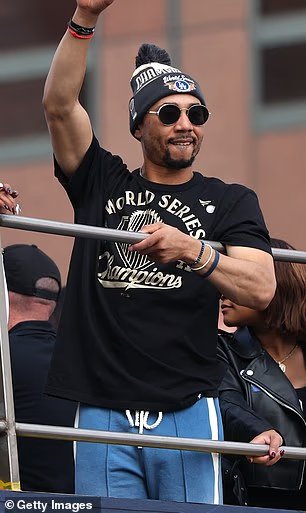 يستمتع نجم MLB Mookie Betts بجولة جولف قبل عيد الميلاد مع الرئيس السابق باراك أوباما