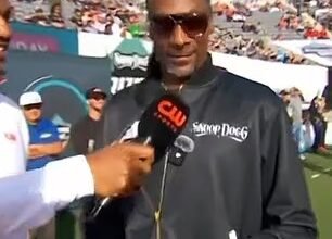 لحظة لا تصدق سنوب دوج، 54 عامًا، يقاطع المقابلة ليحقق هدفًا مذهلًا خلال لعبة Bowl الخاصة به