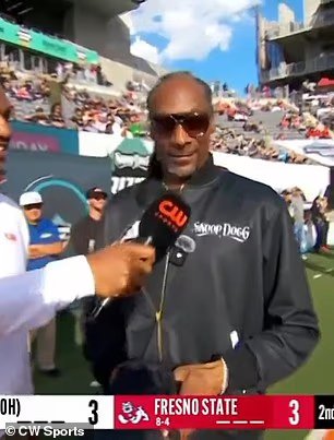 لحظة لا تصدق سنوب دوج، 54 عامًا، يقاطع المقابلة ليحقق هدفًا مذهلًا خلال لعبة Bowl الخاصة به