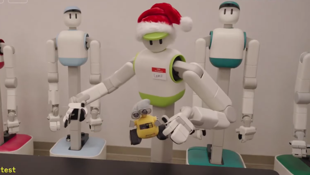 يتم تقديم روبوت يتعلم مثل الإنسان ويقوم بالأعمال المنزلية فيديو