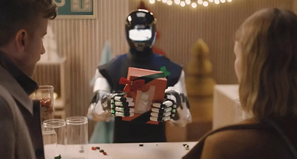 روبوت يشبه الإنسان يغلف الهدايا بأسلوب كوميدي لعيد الميلاد فيديو