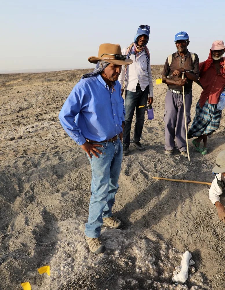 هذه القدم التي يبلغ عمرها 3.4 مليون سنة تغير قصة أصول الإنسان 4 Haile Selassie and Crew in Field